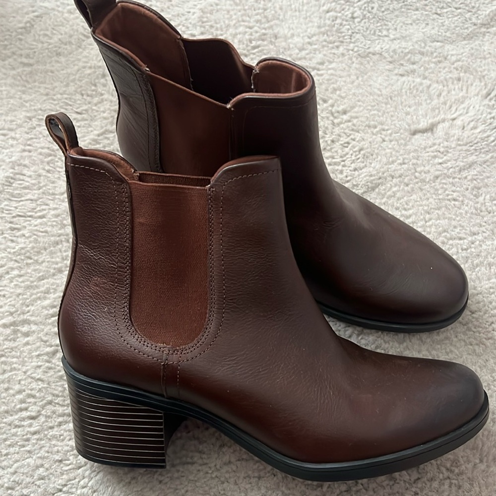 NEW brown/cognac Clark’s ankle boots. Size 10.